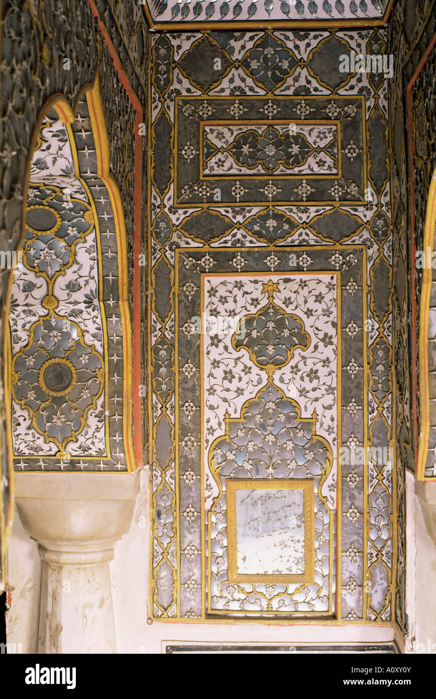 Dettaglio del bene a specchio e lavori in gesso trovati nella Sheesh Mahal specchiata hall la sala degli specchi del palazzo di città di Jaipur Foto Stock