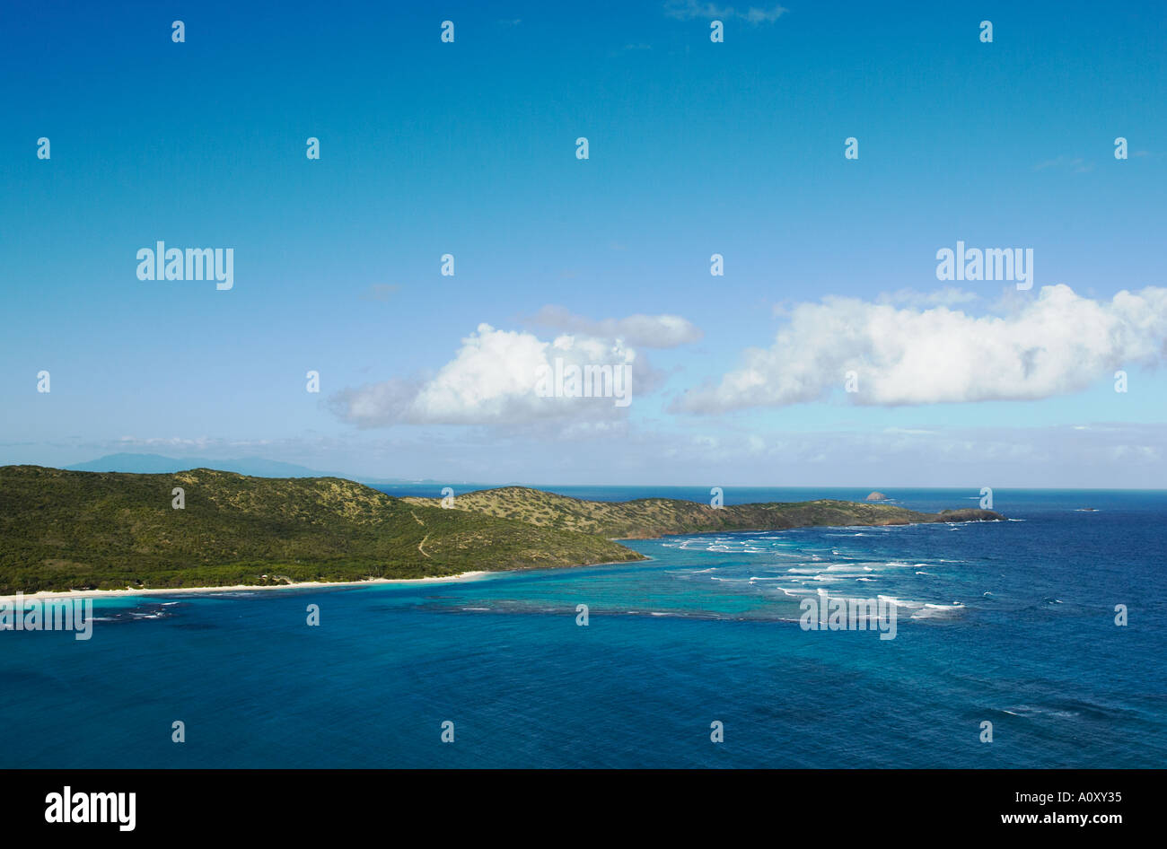 PUERTO RICO Culebra Flamenco spiaggia Playa Flamenco affacciato sulla collina dei Caraibi il blu e il verde scogliere coralline di acqua Foto Stock