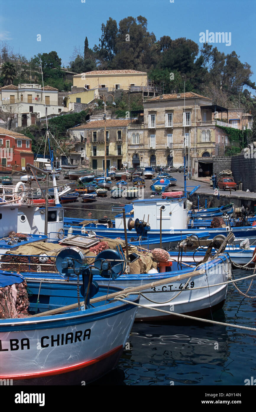 Villaggio di Pescatori di Santa Maria la Scala Sicilia Italia Europa  Mediterraneo Foto stock - Alamy