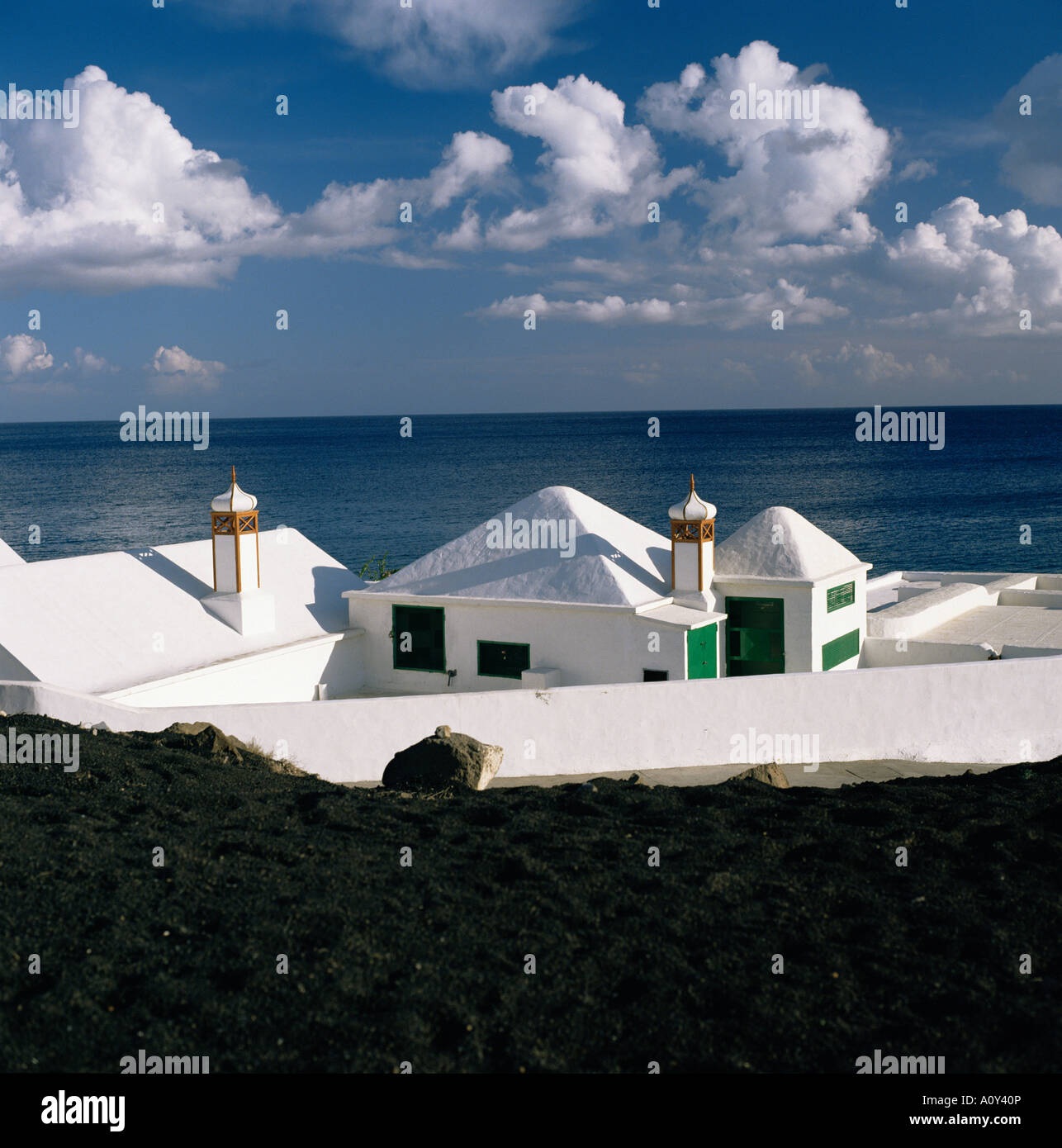 Case sulla spiaggia Lanzarote isole Canarie Spagna Europa Atlantico Foto Stock