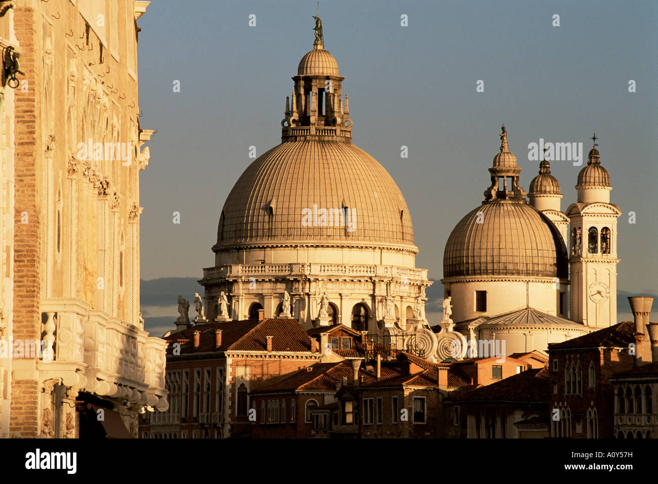 Ultima luce sulla chiesa di Santa Maria della Salute, dal ponte dell'Accademia Venezia Veneto Italia Europa Foto Stock