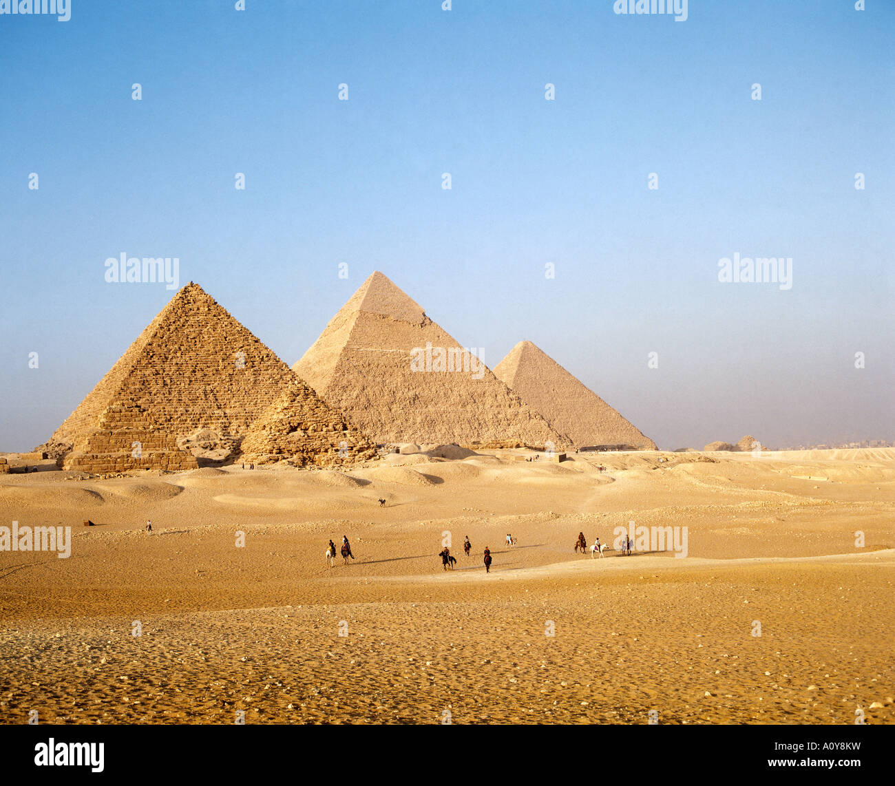 Le piramidi di Menkaure e Chephren e le lontane Grande Piramide di Cheope Khufu le Piramidi di Giza impostato sul loro altopiano nel deserto Foto Stock