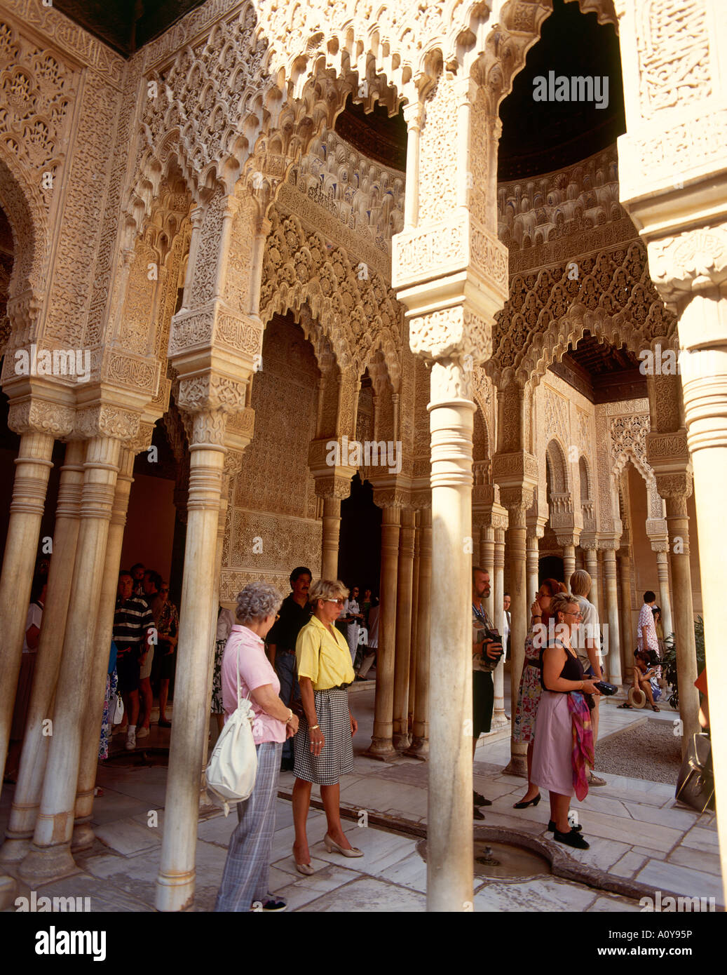 Presso il medievale palazzo musulmano dell'Alhambra di Granada i visitatori possono ammirare il Patio de Los Leones costruito da Muhammad V e fiancheggiata da portici sostenuti da 124 colonnine e dettagliate sculture Moresco Foto Stock