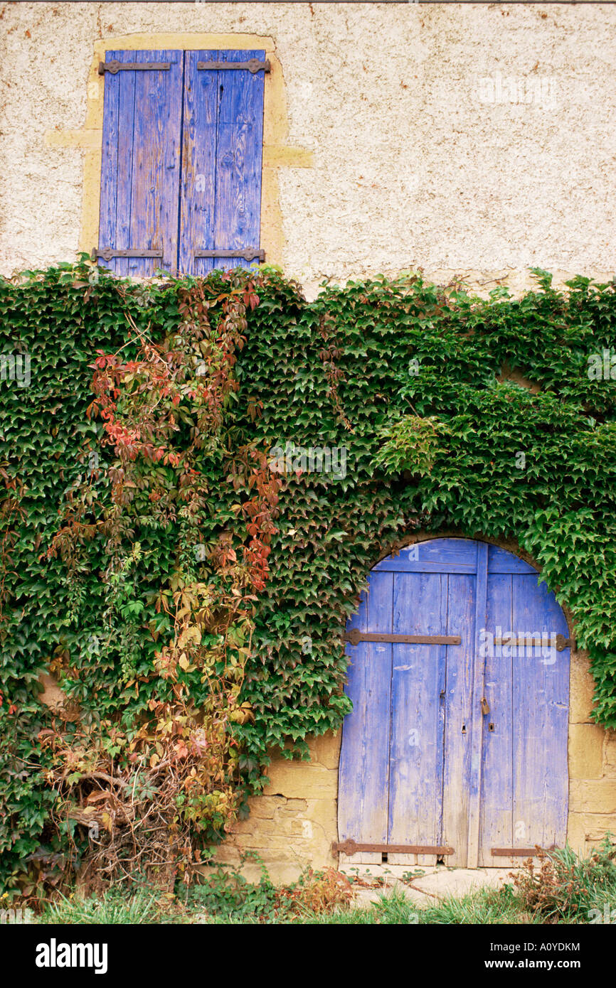 Persiane blu su una casa Rhone Alpes Francia Europa Foto Stock