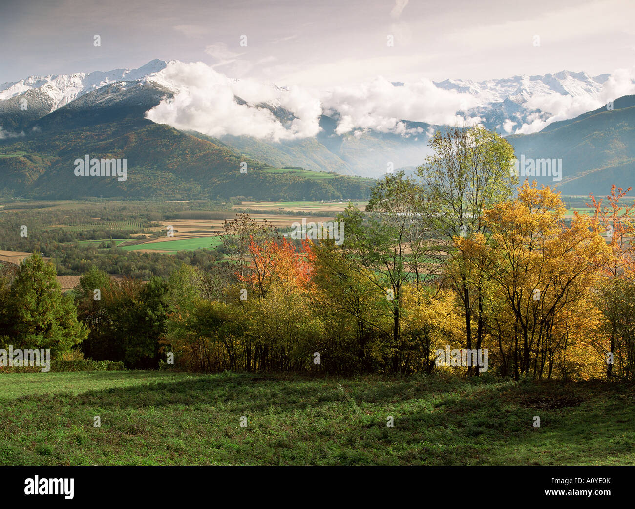 Il paesaggio nei pressi di Chambery Savoie Rhone Alpes sulle Alpi francesi Francia Europa Foto Stock