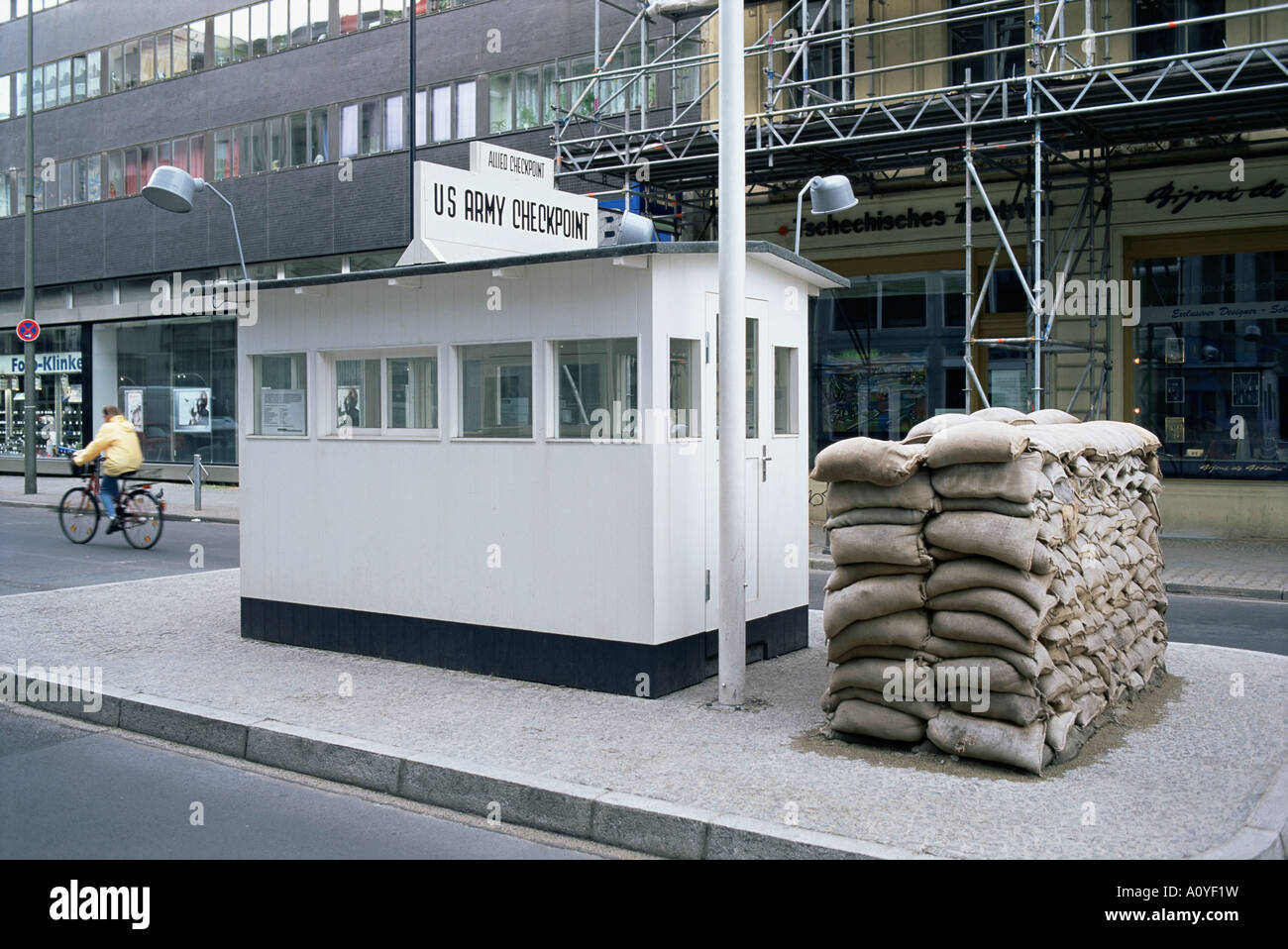 Il Checkpoint Charlie il controllo di frontiera West Berlino Berlino Germania Europa Foto Stock