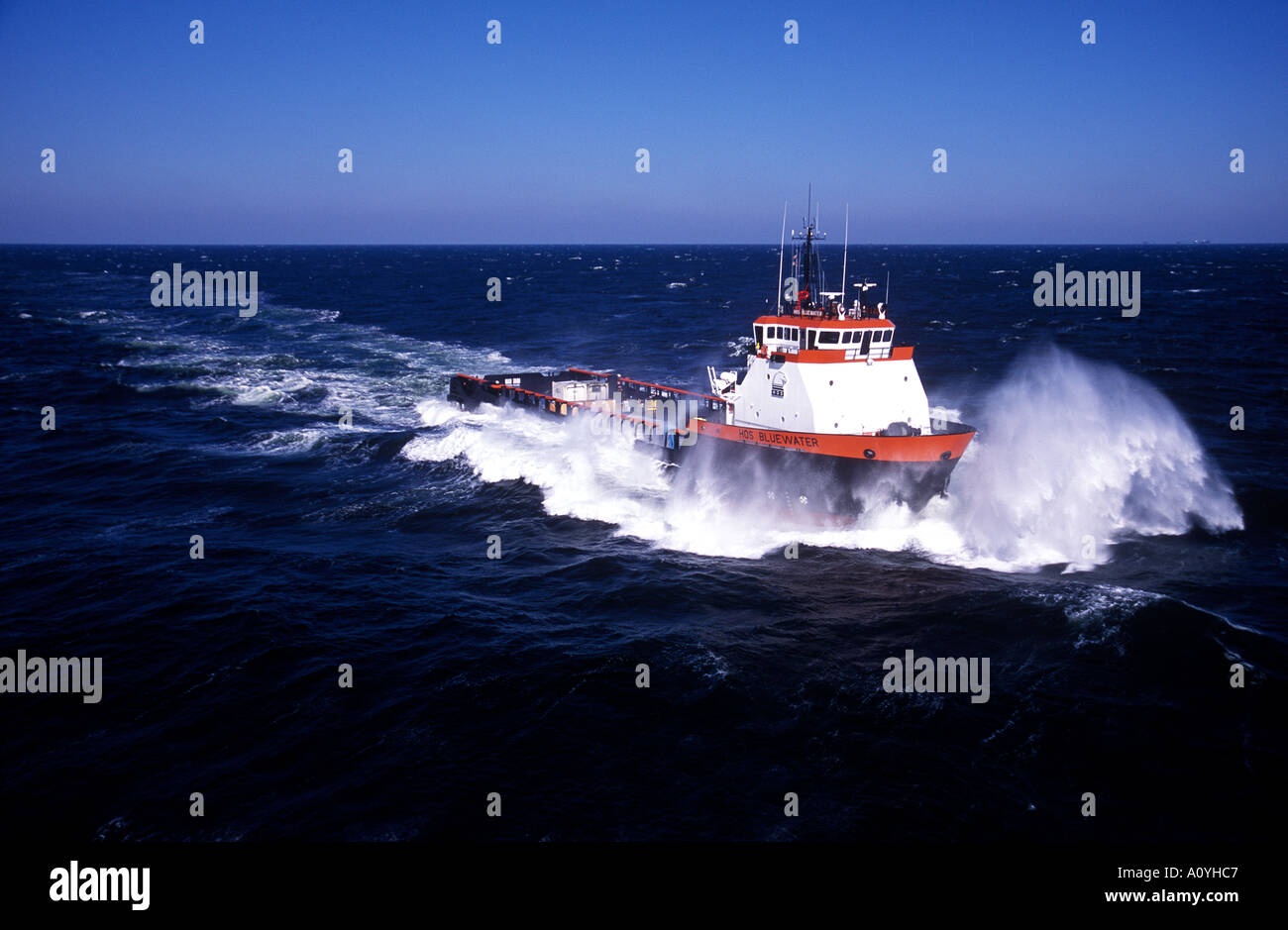 OSV offshore Nave alimentazione HOS Bluewater lungo il tragitto per oil rig Golfo del Messico Foto Stock