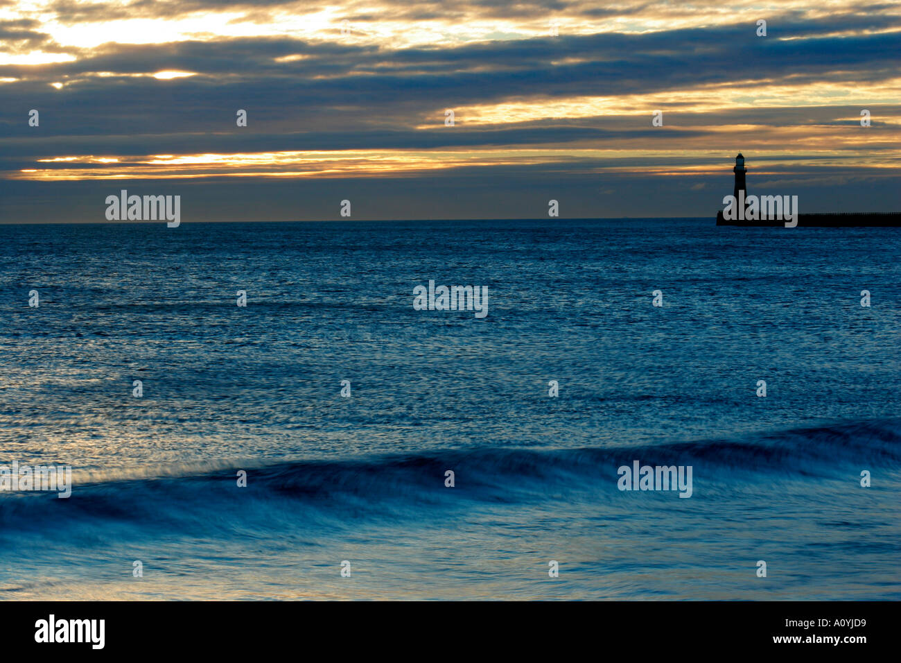 Inghilterra Tyne and Wear Seaburn Alba guardando attraverso il Mare del Nord verso il Roker Pier e il faro Foto Stock