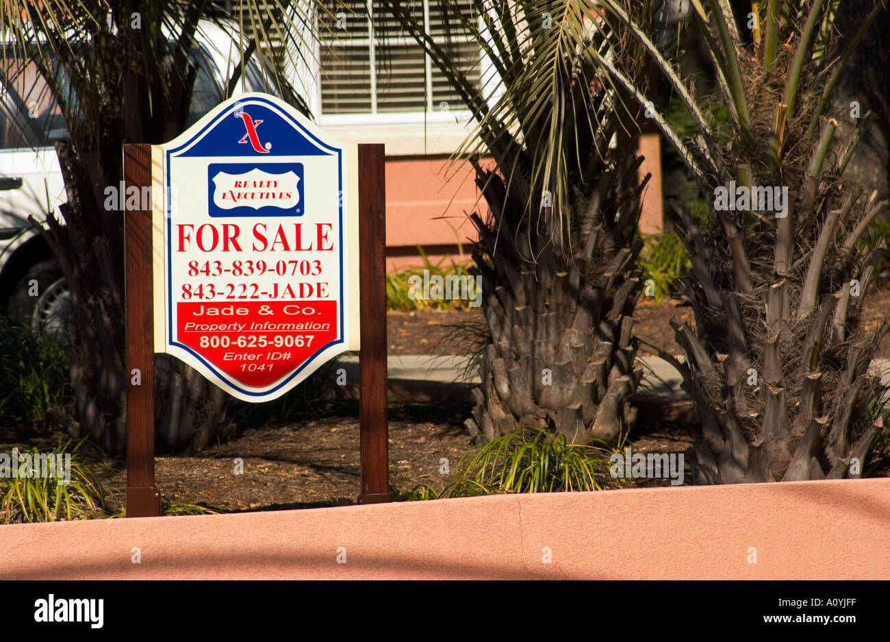 Cartello per la vendita esposto di fronte a una casa residenziale a Myrtle Beach, South Carolina, Stati Uniti, che rappresenta l'attività del mercato immobiliare. Foto Stock
