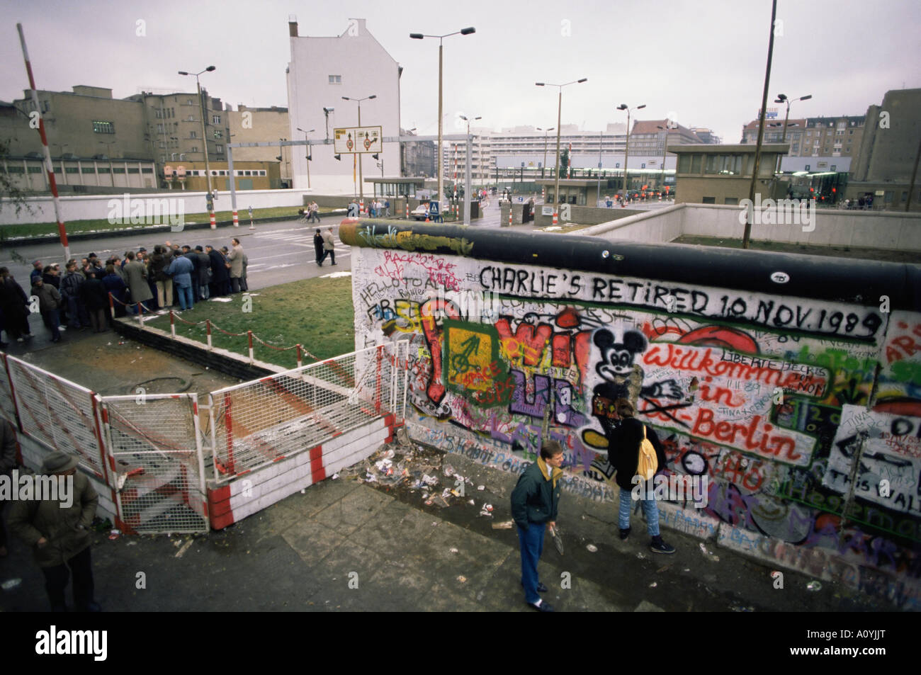 Il Checkpoint Charlie il controllo di frontiera West Berlino Berlino Germania Europa Foto Stock