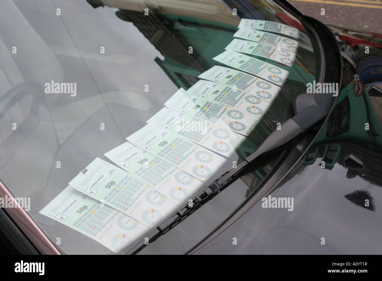 I biglietti per il parcheggio nella finestra auto Foto Stock