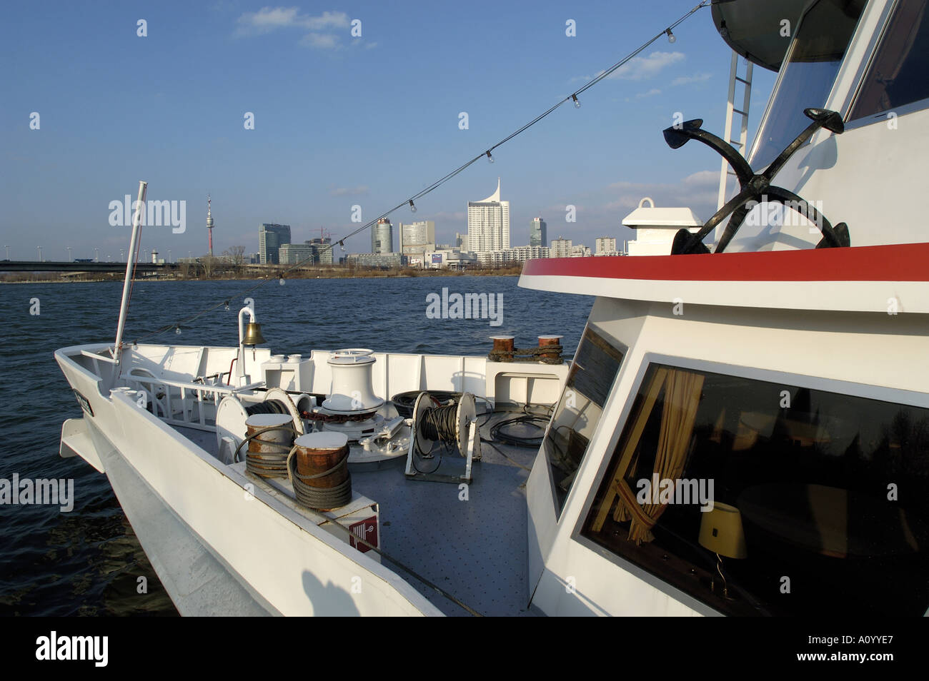 Vienna, nave Prinz Eugen a Handelskai, Danubio, Danube City Foto Stock