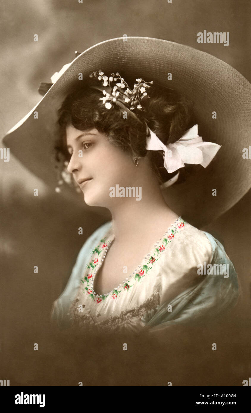 Ritratto di un giovane Edwardian lady in un grande cappello di paglia Foto Stock