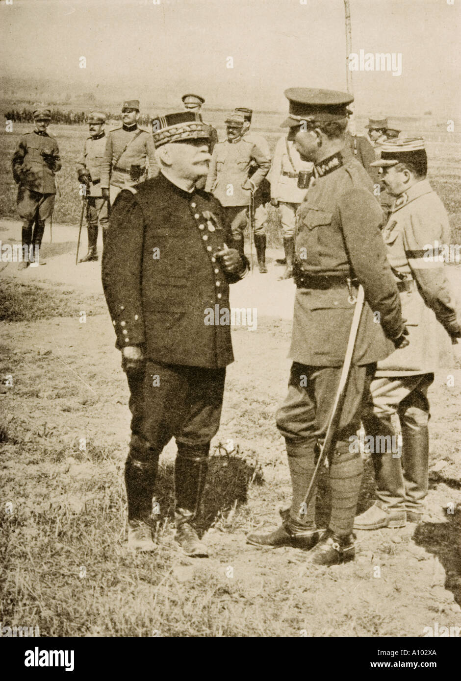 Degli Eroi nazionali di Francia e Belgio. Un incontro presso la parte anteriore tra il generale Joffre sulla sinistra e il re Albert. Foto Stock