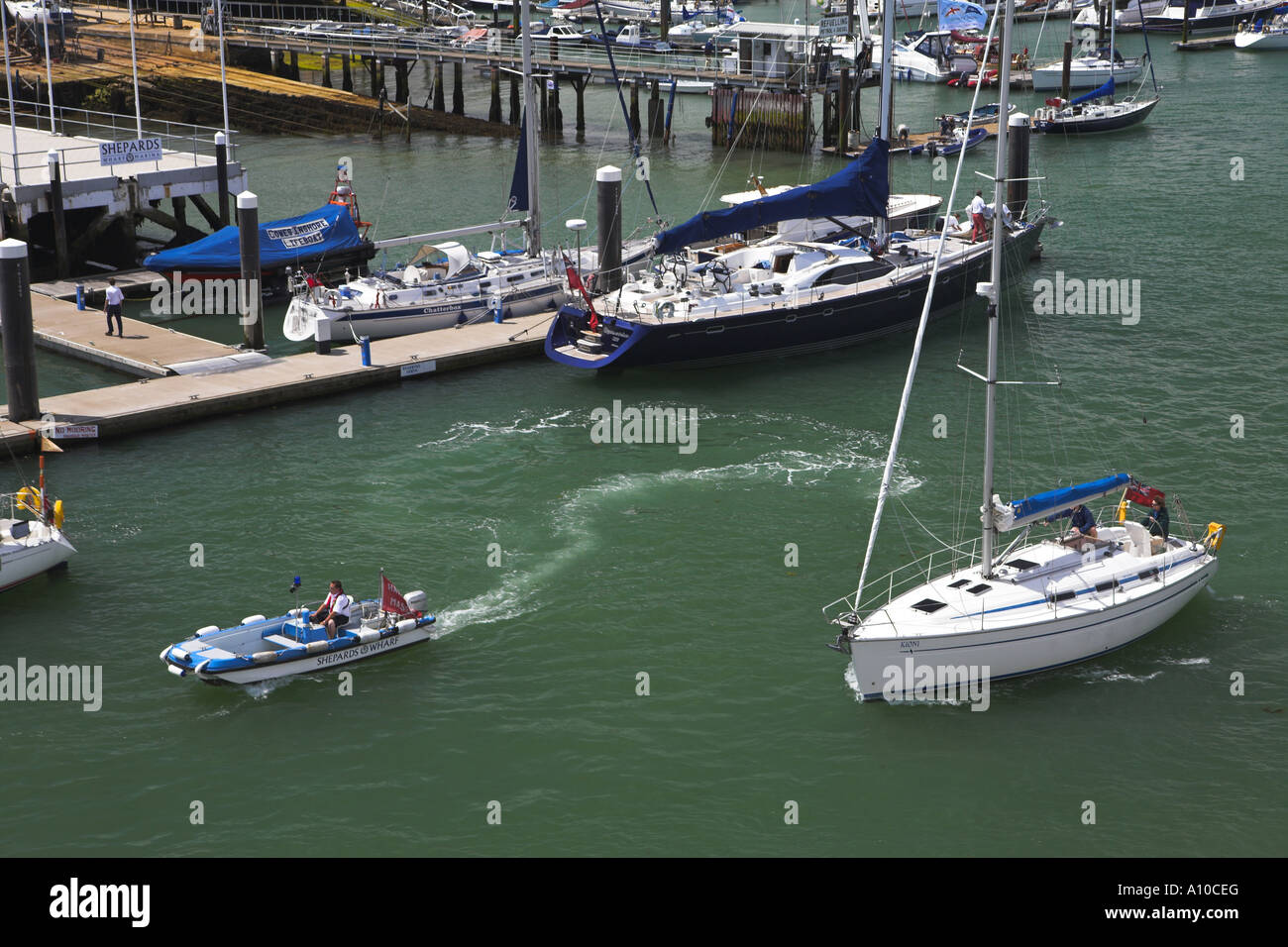 Barche provenienti in moro a Cowes Foto Stock