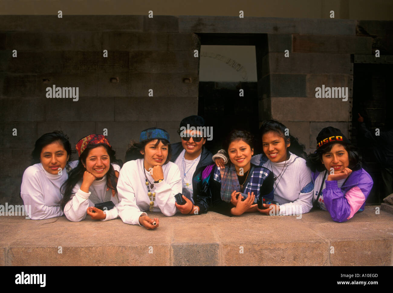 Tutti i peruviani, donne adulte, turisti, studenti peruviano, studenti, studenti field trip, chiostro, i chiostri, la Chiesa di Santo Domingo e il convento, Cuzco, Perù Foto Stock