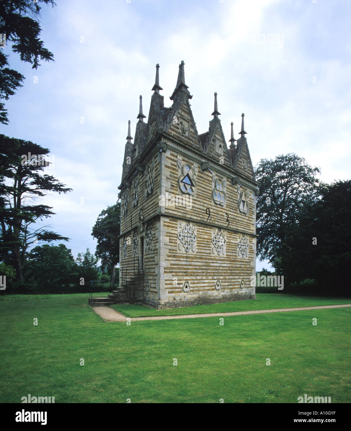 Lodge triangolare follia costruito nel 1592 da Sir Thomas Tresham a Rushton tutto costruito in numero di tre e nove Foto Stock