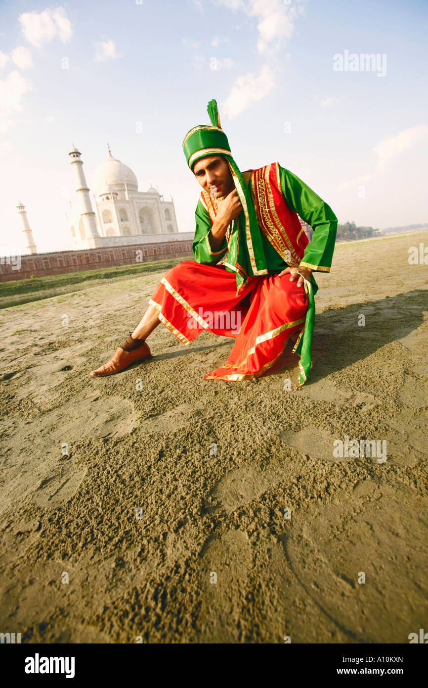 Ritratto di un giovane uomo di pensare con la sua mano sul suo mento, Taj Mahal, Agra, Uttar Pradesh, India Foto Stock