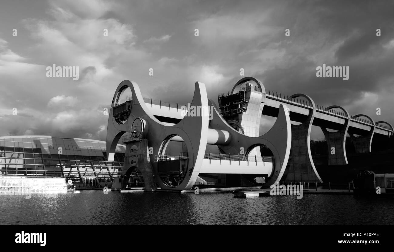 Il Falkirk ruota girevole boat lift che collega il canale di Forth e Clyde da Glasgow a Canal da Edinburgh Foto Stock