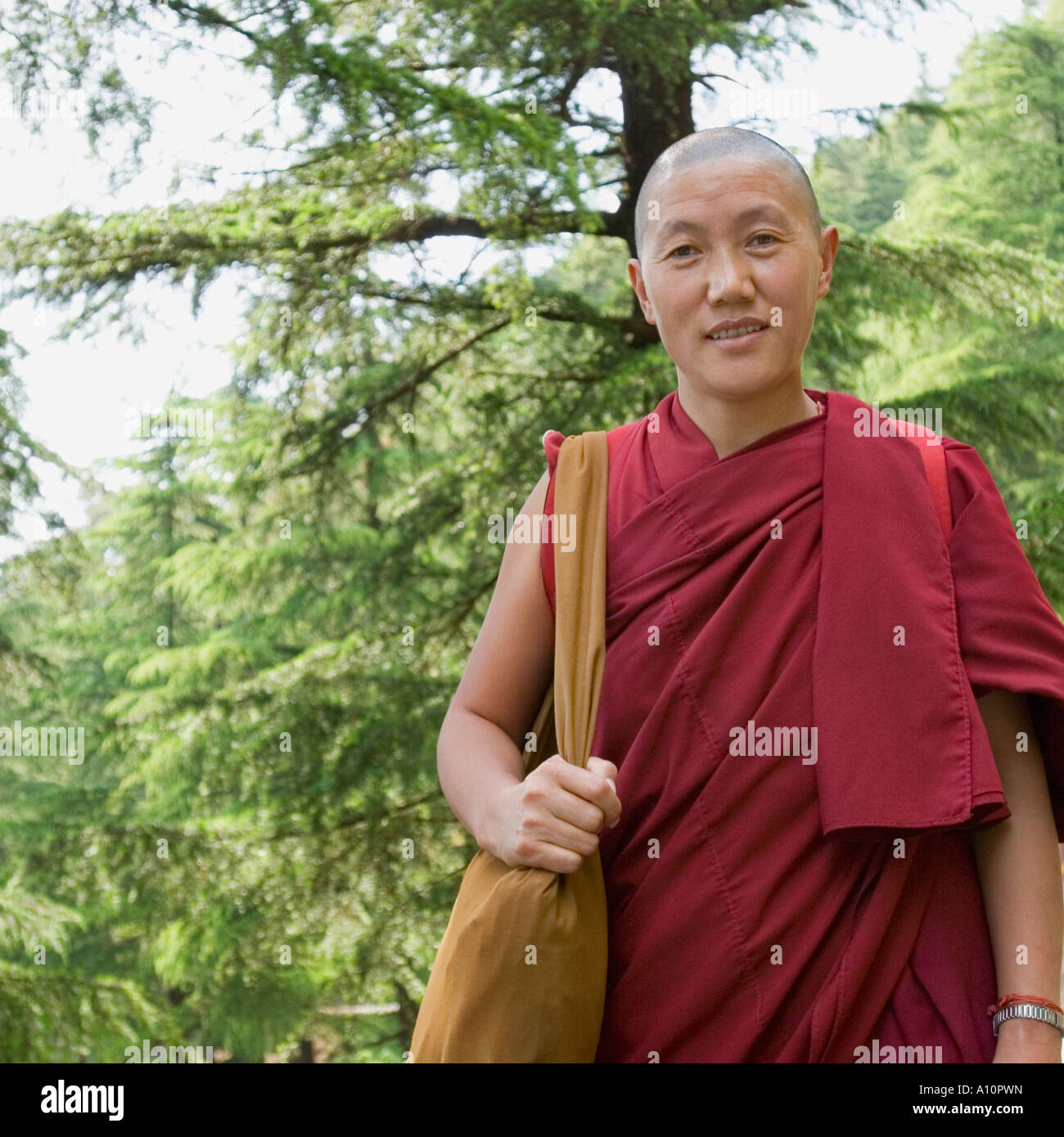 Close-up di una metà adulto uomo sorridente, McLeod Ganj, Dharmakot, Dharamshala, Himachal Pradesh, India Foto Stock