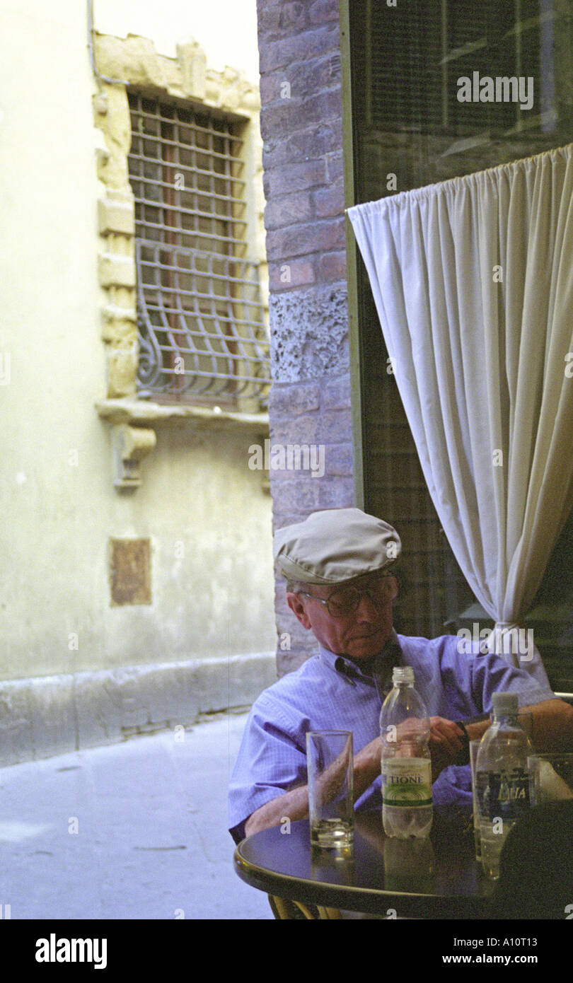 Il vecchio uomo in un coffe house in Siena Foto Stock