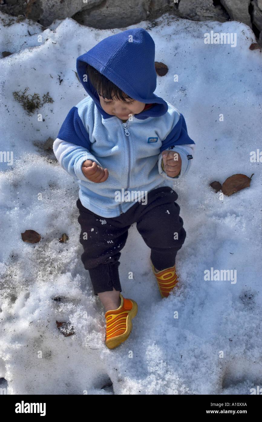 Baby playing with snow, Dhanaulti, Mussoorie, Tehri Garhwal, Uttarakhand, India, Asia, modello numero di rilascio 650 Foto Stock