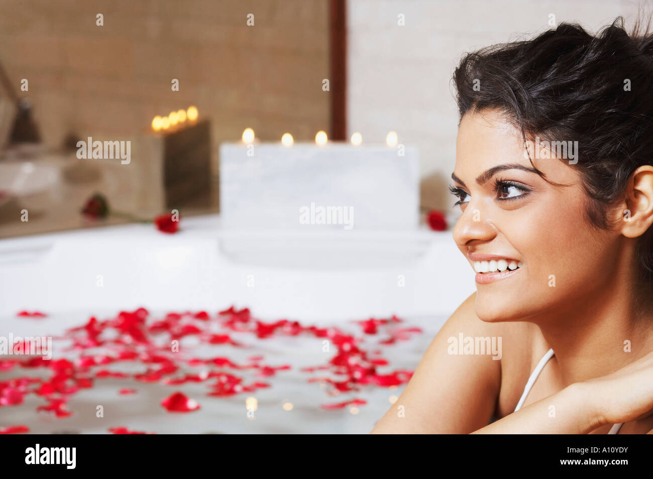 Close-up di una giovane donna sorridente in una vasca da bagno Foto Stock
