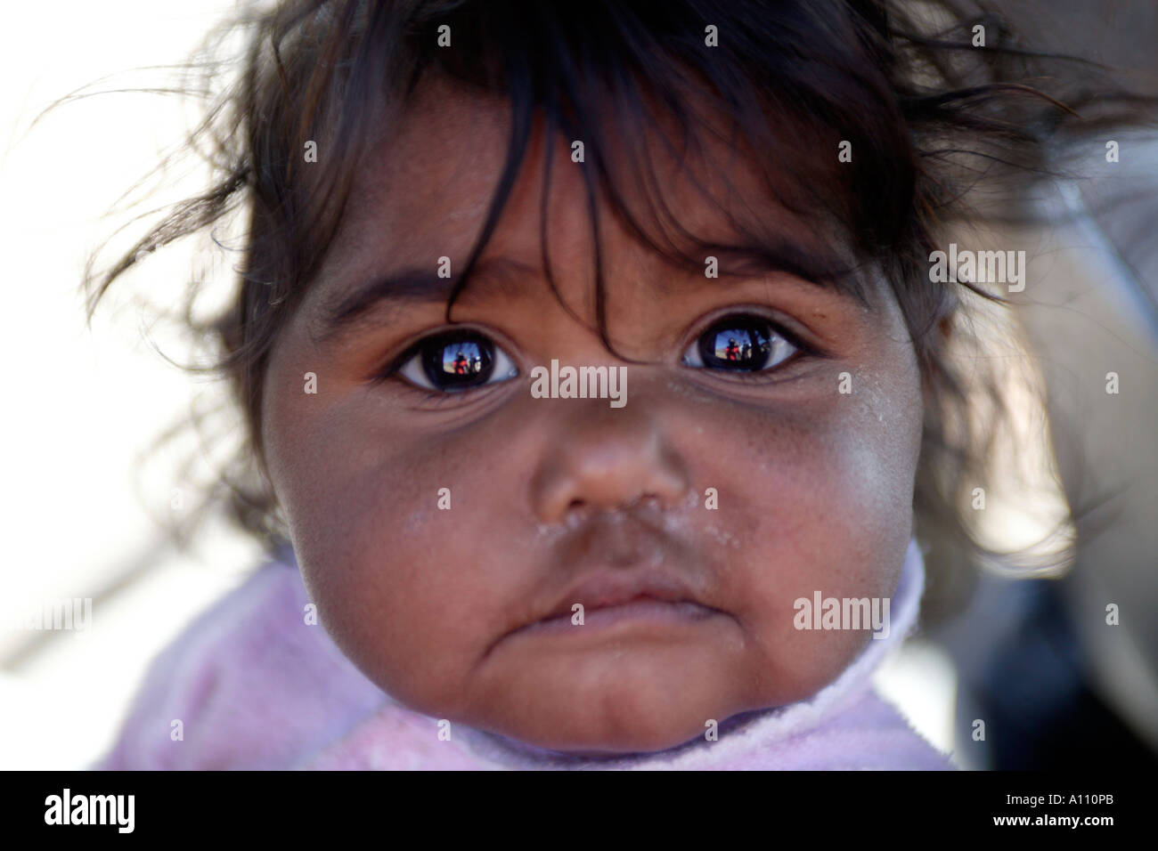 Baby aborigena Anangu Pitjantjara terre a Sud Australia Foto Stock