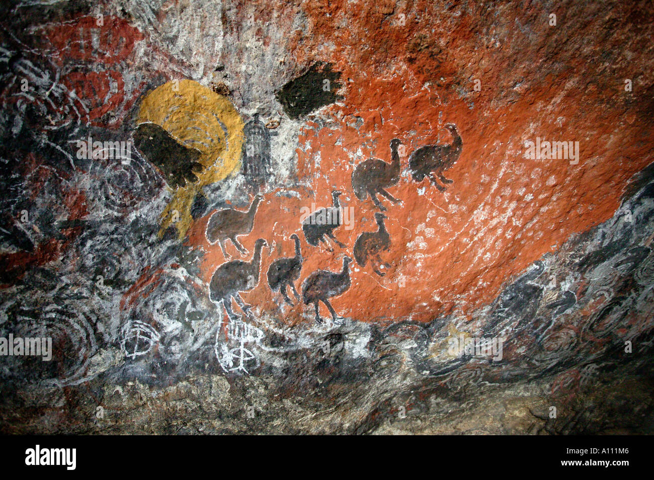 Antico e Nuovo dipinti Aborigeni delle caverne, grotta Hill, Anangu Pitjantjara patrie, Sud Australia Foto Stock