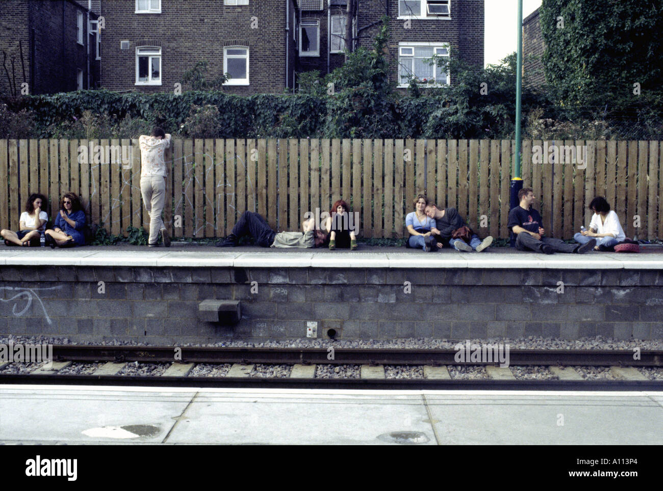 Kensal Rise rail station con i resti del carnevale di Notting Hill Foto Stock