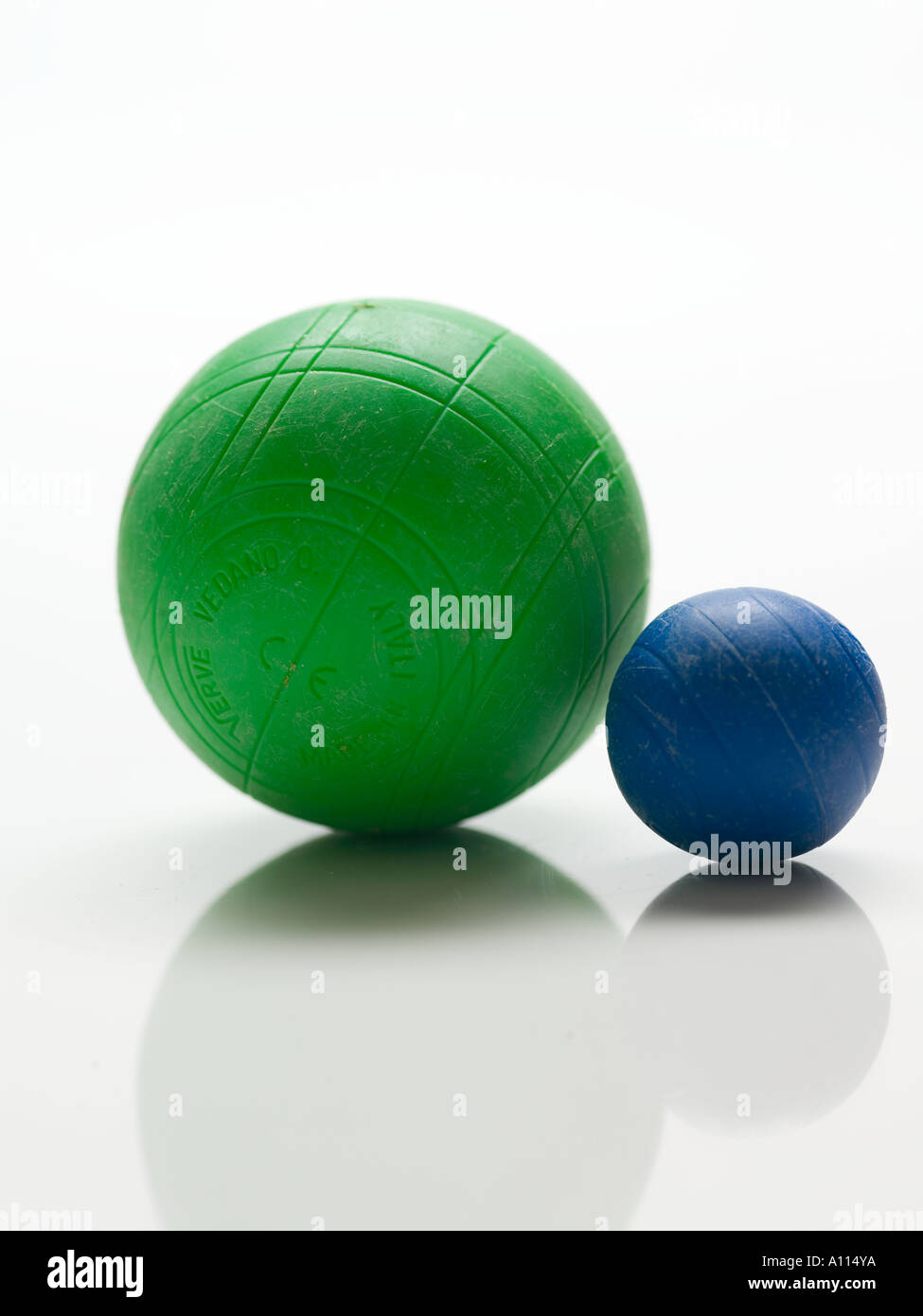 Bowling, bocce, varie dimensioni, pesante, disco, verde, blu, rotondo, roll over, play, flip Foto Stock