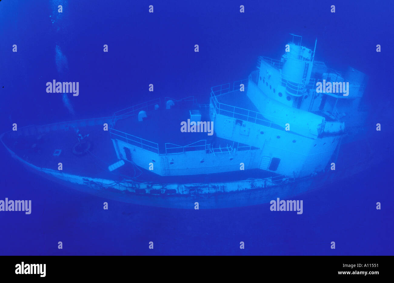 Un ampio angolo di un guardacoste affondato come una barriera corallina artificiale in Florida Keys Foto Stock