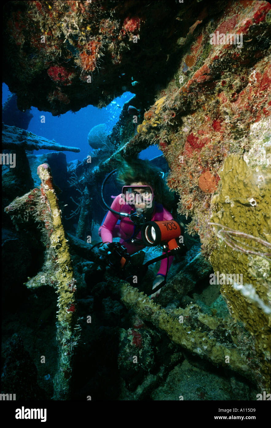 Una femmina di subacqueo con una fotocamera subacquea pone sul relitto BENWOOD IN KEY LARGO FLORIDA Foto Stock