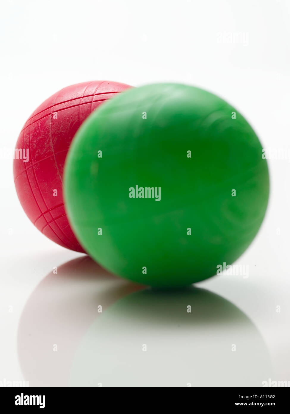 Bocce, varie dimensioni, pesante, duro, rosso, verde a due round, roll over, play, flip Foto Stock
