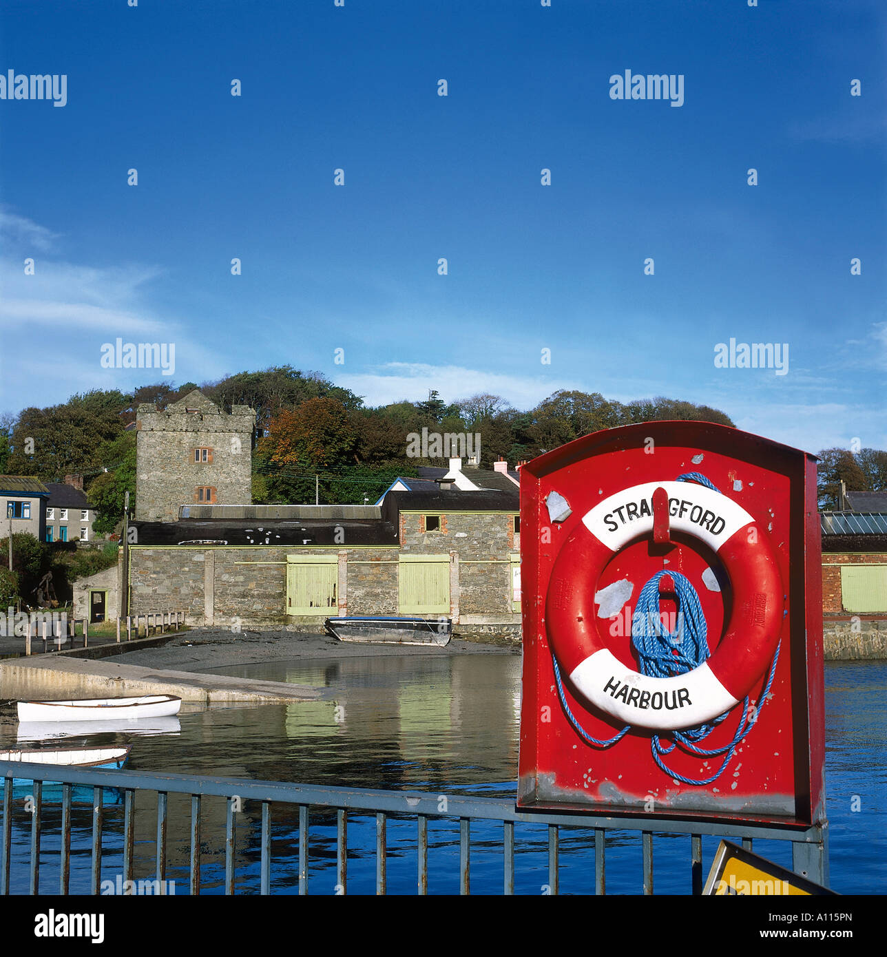 Un lifebelt montata sulla ringhiera che circonda la parete del porto e di piccole imbarcazioni redatto da un pontile sulla riva al di là dal lato dei paesi senza sbocco sul mare Strangford Lough Foto Stock