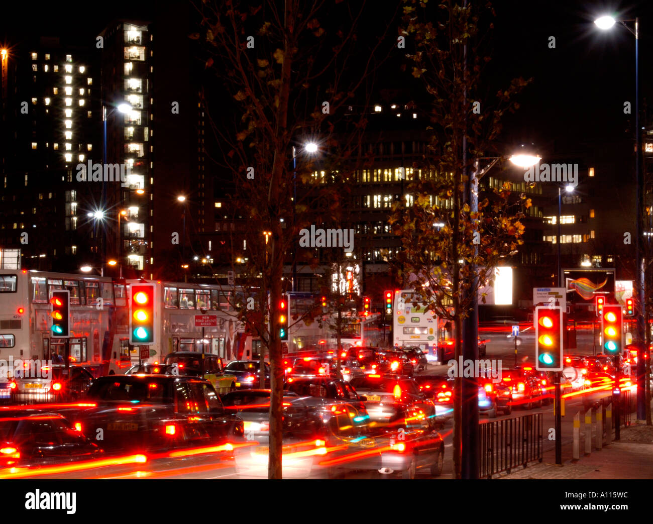 Il traffico in Birmingham di notte Foto Stock