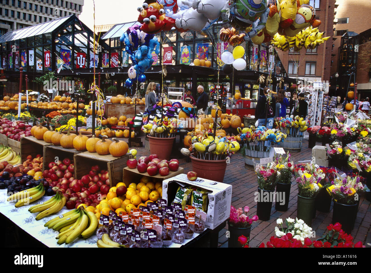 Fiore all'aperto e il mercato della frutta al Mercato di Quincy Boston Massachusetts, STATI UNITI D'AMERICA Foto Stock