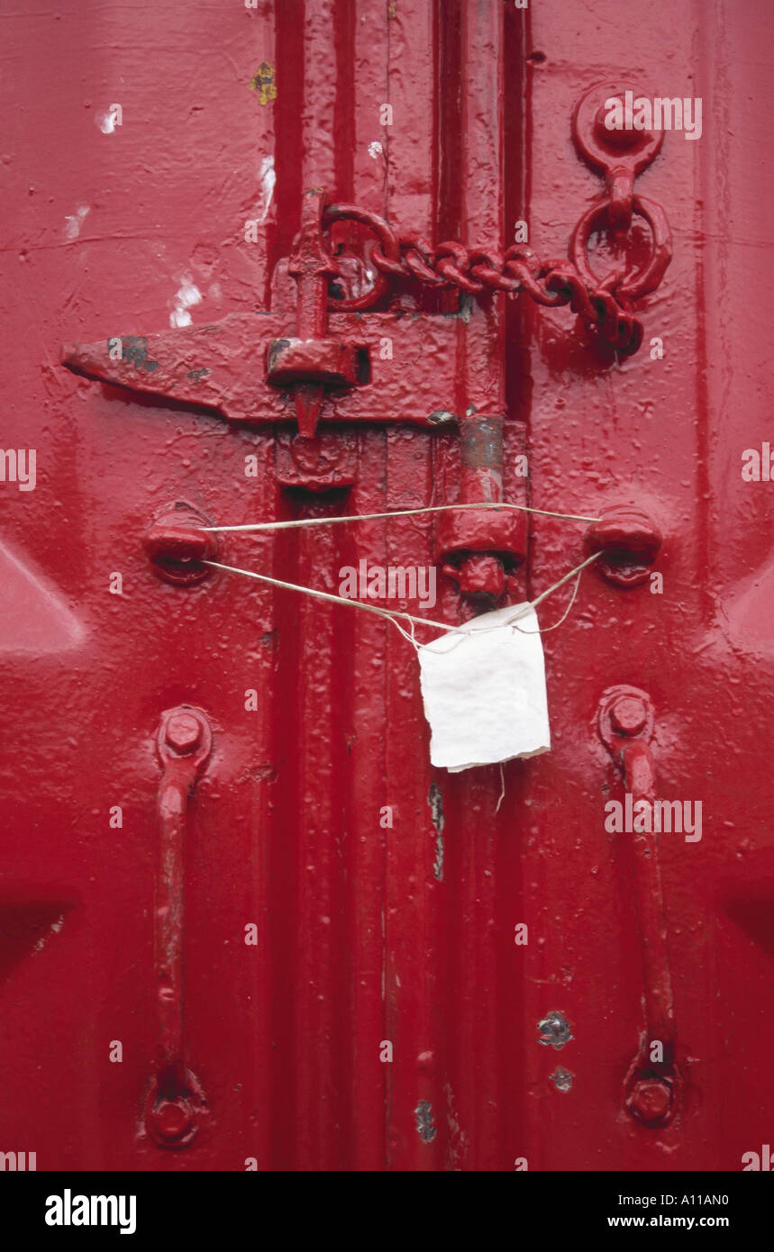 Sigillo di sicurezza su sportello ferroviario nei pressi di Simla Himachal Pradesh India Foto Stock