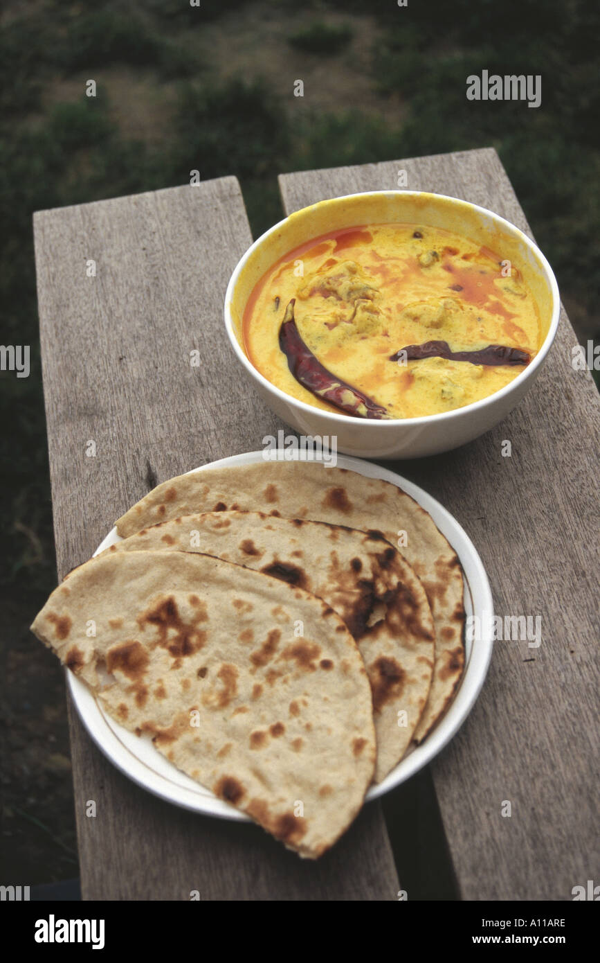 Pasto del pane di frumento e cavolo verza curry al Koti nei pressi di Shimla Himachal Pradesh India Foto Stock