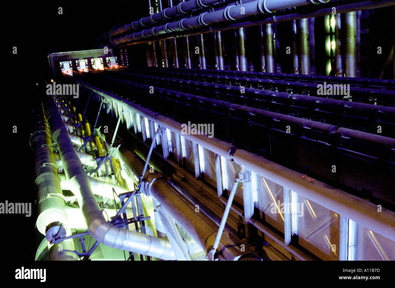 Lloyd's la costruzione della città di Londra alla ricerca fino a notte. Architetto: Richard Rogers Partnership Foto Stock