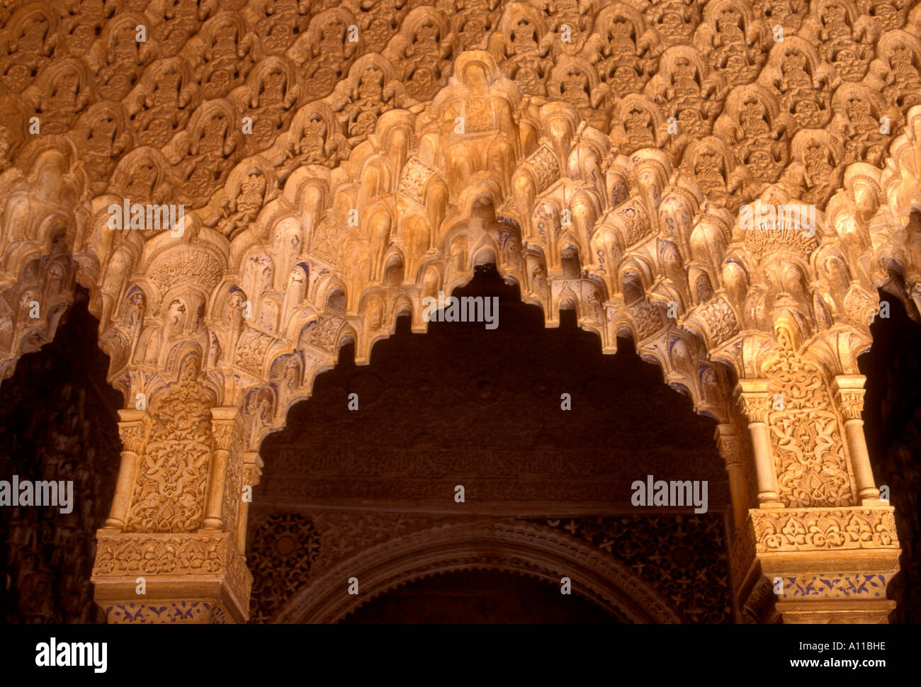 Scolpiti arcate in pietra all'interno dell'Alhambra di Granada provincia di Granada Spagna Europa Foto Stock