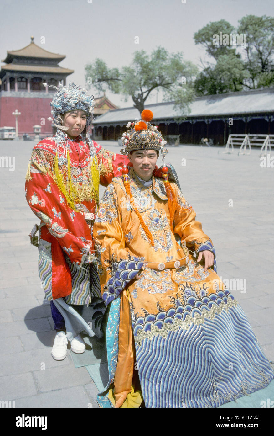 Matura in costume a foto souvenir supporto vicino alla Città Proibita di Pechino, Cina, nessun modello di rilascio Foto Stock