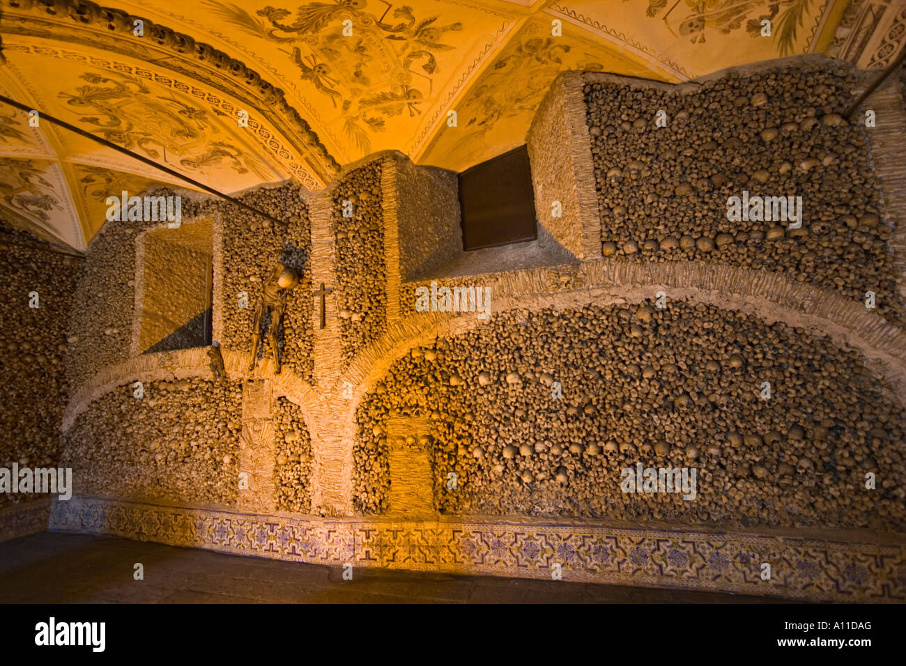 La cappella di osso in Evora (Portogallo). La Chapelle des ossements dans l'église Sao Francisco à Évora (Portogallo). Foto Stock