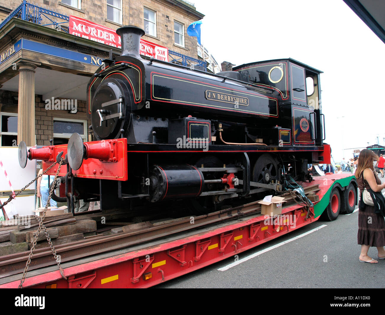 Locomotiva serbatoio 'J N Derbyshire' sul caricatore basso Foto Stock