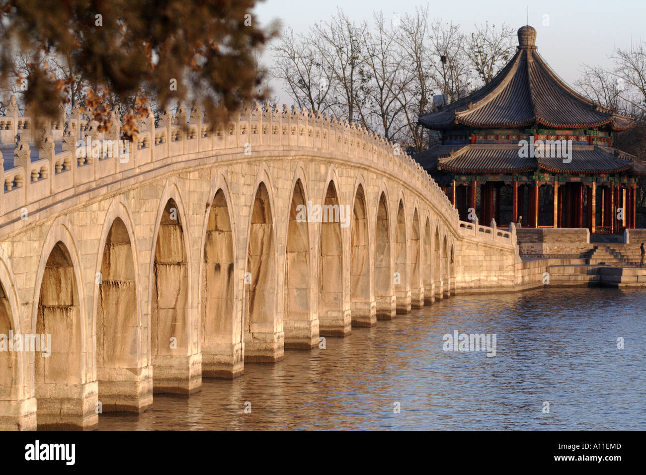 Diciassette il ponte di Arco presso il Palazzo estivo a Pechino in Cina Foto Stock