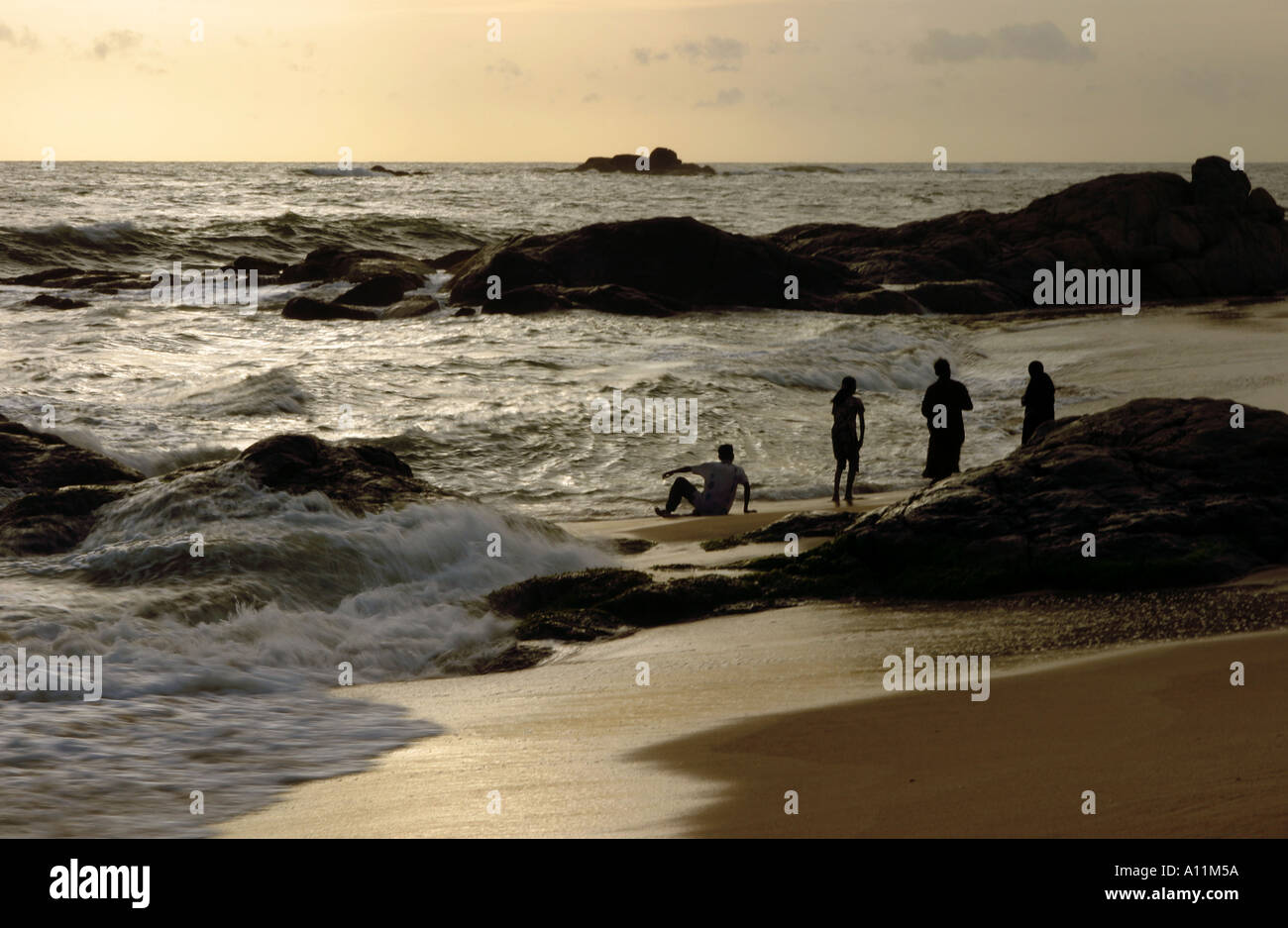 Sri Lanka spiaggia al tramonto - gente locale sulla spiaggia di Bentota, Sri Lanka, Asia Foto Stock