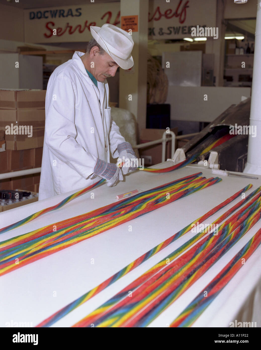 Rock candy maker tira un lotto di letterati rock a Great Yarmouth factory Foto Stock