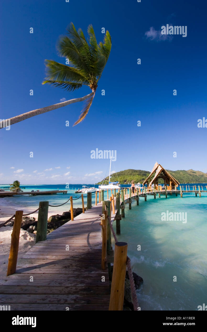 Passerella per Jetty, Pearl Beach Resort Bora Bora Lagoon, Polinesia francese, Foto Stock