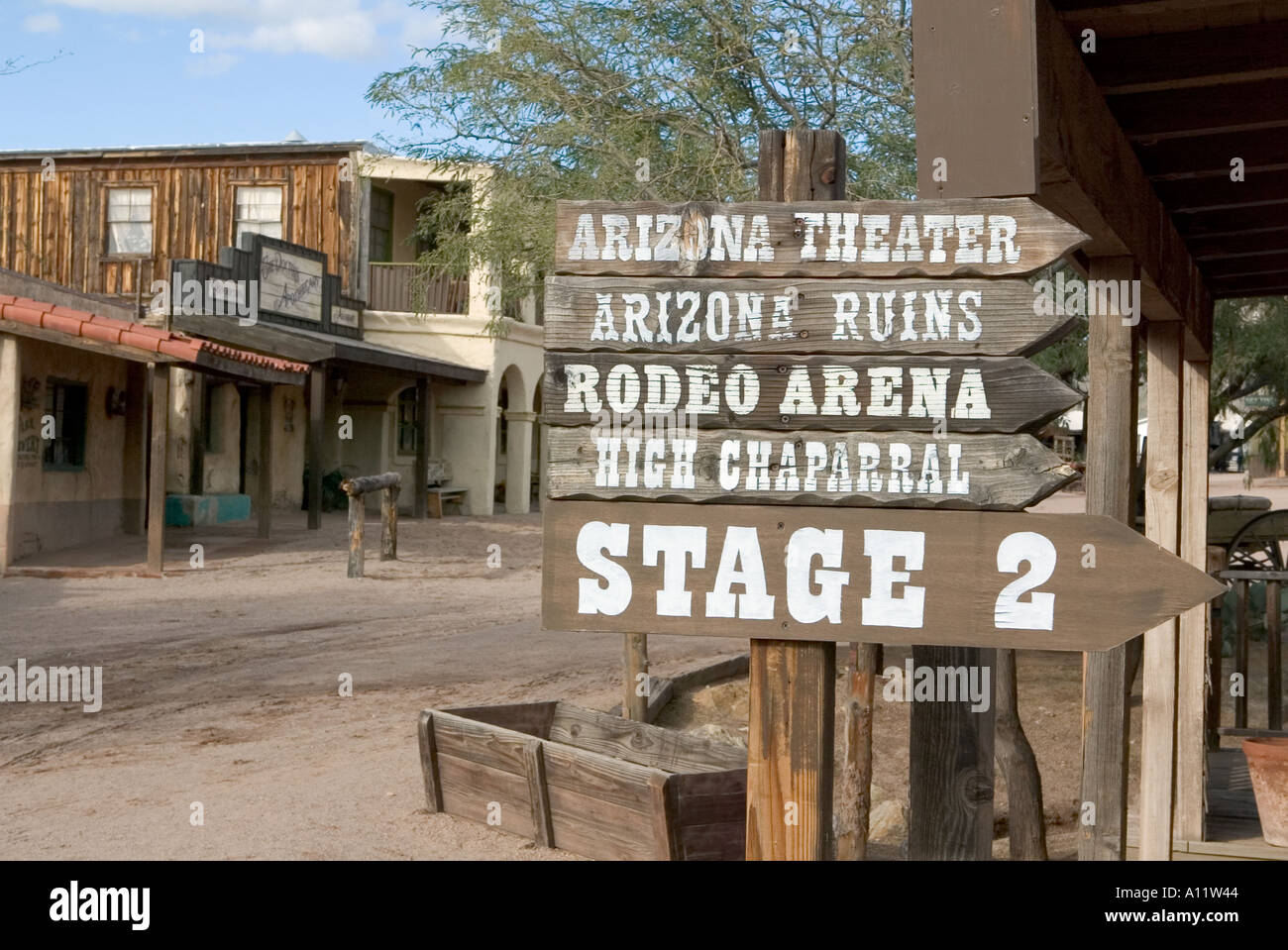 In legno antico puntatore del dito segno a Old Tucson Studios Foto Stock