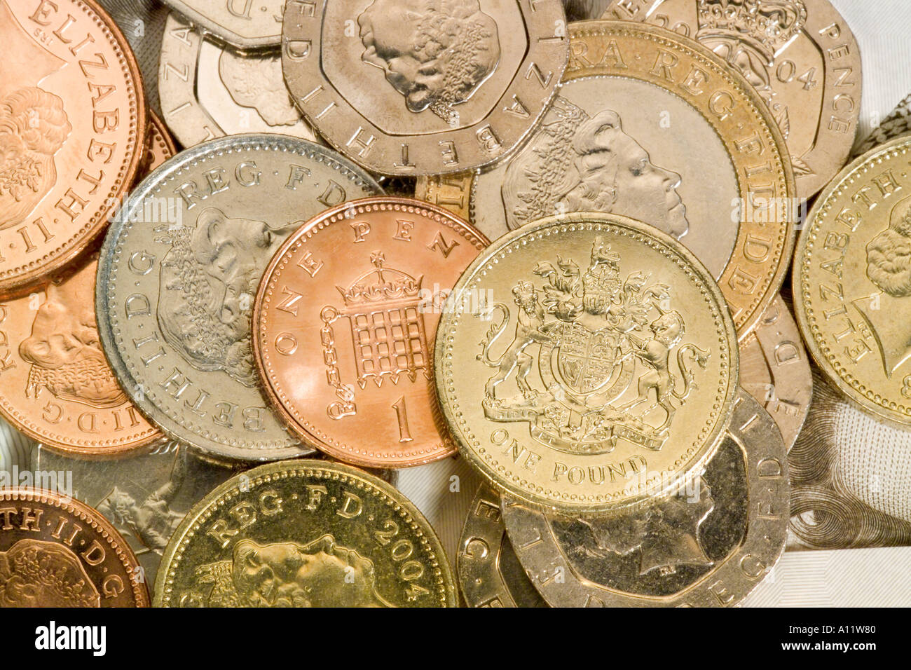 Vicino la raccolta del REGNO UNITO British monete in una pila Foto Stock